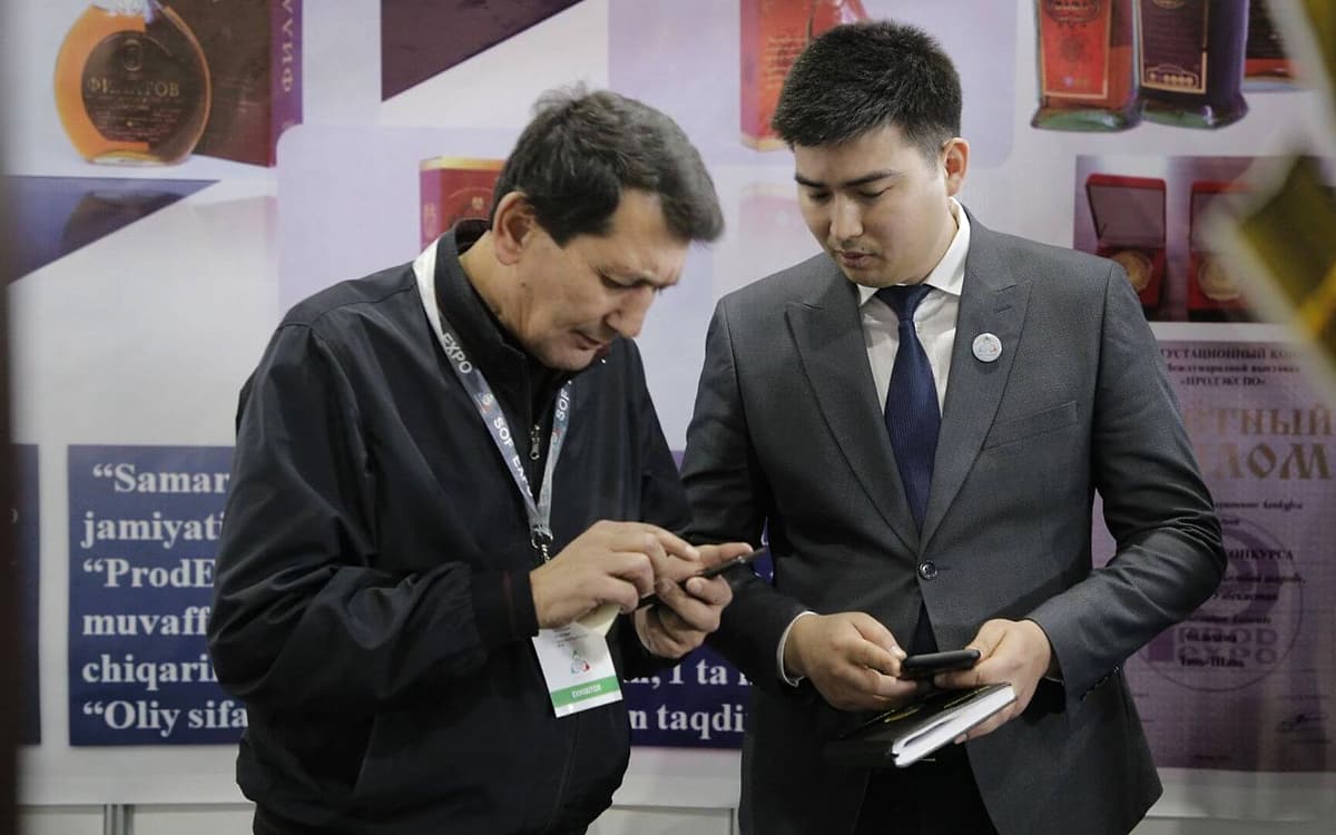 A buyer in conversation with an exhibitor